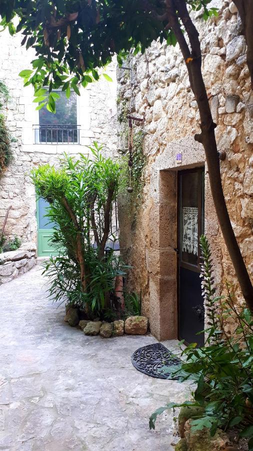 La Garde Adhemar, L'Escalier Medieval Екстер'єр фото